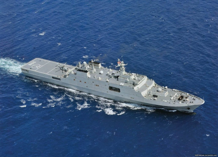 Với tàu đổ bộ Type 071E, Trung Quốc đã phát triển nó kích thước lần lượt 210x28x7m. mang tải trọng choán nước lên tới 25.000 tấn khi toàn tải, giúp con tàu mang sức chứa lớn, dễ dàng triển khai các trực thăng mang theo, theo thiết kế là gồm 4 chiếc trực thăng hải quân Z-8 Super Frelon. Nguồn ảnh: krespy.pi.