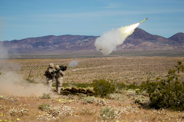 Về tầm bắn, hệ thống phòng không cơ động FIM-92 có thể bắn trúng mục tiêu hoàn hảo trong phạm vi từ 1.000-8.000m, còn để vận hành, hệ thống phòng không tên lửa Stinger chỉ cần 2 thành viên, có thể vận hành chúng nhanh chóng trên chiến trường. Nguồn ảnh: keywordbasket.com.