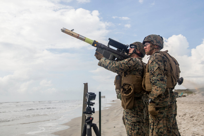 Tên lửa vác vai FIM-92 Stinger là một loại tên lửa đất đối không sử dụng tia hồng ngoại để dẫn đường nổi tiếng của Mỹ, đến nay ước tính đã có khoảng 70.000 hệ thống đã được sản xuất, xuât hiện rộng rãi với hơn 30 quốc gia đang khai thác và sở hữu. Nguồn ảnh: wearethemighthy.com.