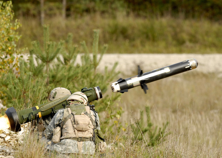 Đầu đạn của hệ thống tên lửa vác vai Javelin này là sử dụng cái loại đầu đạn nổ lõm nhiên liệu rắn, và để triển khai các hệ thống này, sẽ cần 2 người đảm nhiệm, bao gồm 1 lính vác vai và 1 lính vác đạn.