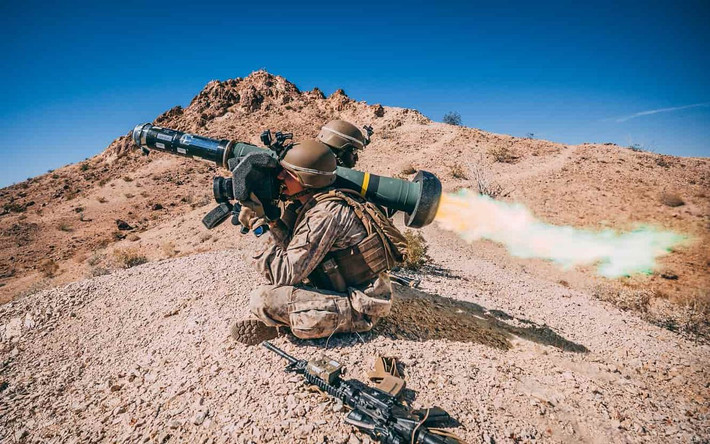 Ngoài các mục tiêu mặt đất, FGM-148 cũng có thể sử dụng như một vũ khí góp mặt trên lực lượng vũ trang của trực thăng quân sự, sử dụng như một loại tên lửa tấn công trực tiếp, với hệ thống dẫn đường hồng ngoại khá tối ưu.