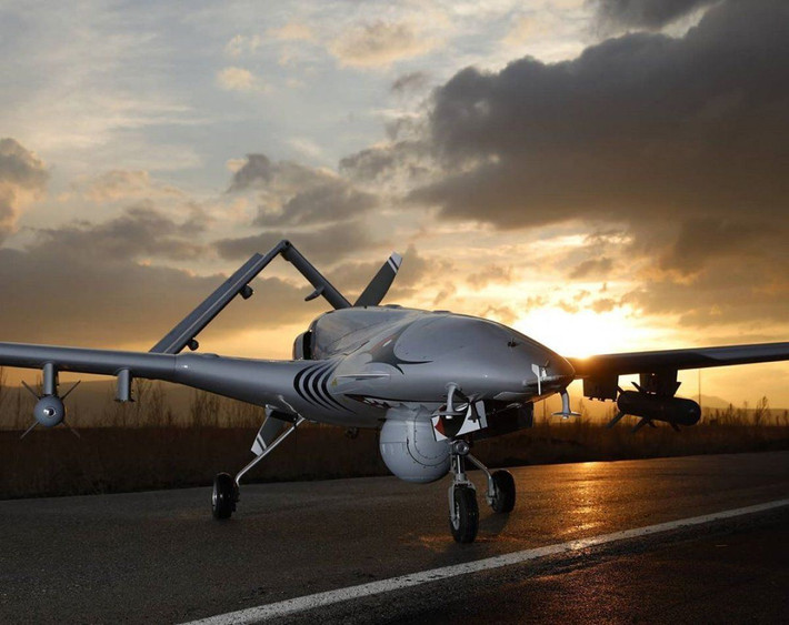 Về thiết kế, UCAV Bayraktar TB2 sở hữu chiều dài cơ sở 6,5m, sải cánh rộng 12m, trọng lượng cất cánh tối đa của mẫu máy bay không người lái này đạt 650kg, với 150kg tải trọng hữu ích, giúp chúng mang theo được 2 tên lửa chống tăng UMTAS, với tầm bắn đạt tối đa 8.000m. Nguồn ảnh: sia.az.
