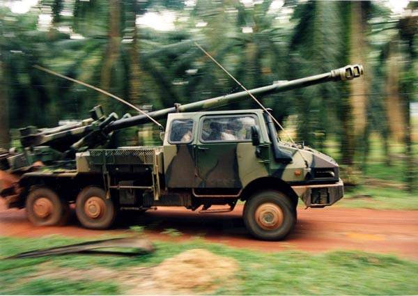 Được trang bị động cơ diesel Tatra V8 cho công suất đến 410 mã lực). CAESAR được thực hiện trên khung xe Tatra T815 (8x8) có tốc độ tối đa là 100km/h trên đường và địa hình xấu là 50km/h.Thiết kế của xe cho phép CAESAR mang theo tối đa 36 viên đạn pháo.