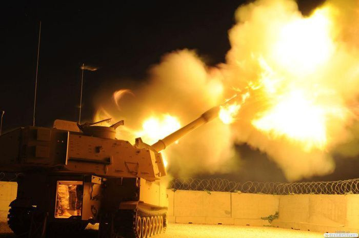 Về loại đạn thông minh XM982 Excalibur-S, chúng được phát triển bởi Tập đoàn Raytheon kết hợp với BAE Systems. Loại đạn này được tích hợp khả năng dẫn đường GPS với vòng tròn sai số (CEP) chỉ khoảng 5m, cực kỳ chính xác và mạnh mẽ, đi kèm đó thì tầm bắn của loại đạn này có thể lên tới 40km.