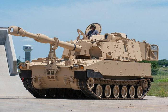 Về tổ hợp pháo tự hành M109A7 của Mỹ, đây là biến thể mạnh nhất hiện nay được phát triển từ nền tảng pháo tự hành M109 Paladin thuộc biên chế Quân đội Mỹ, khi nó thậm chí có thể sử dụng các loại đạn thông minh trong phòng không.