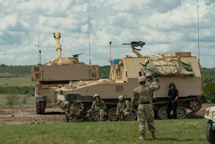 Điểm mới nổi bật trên pháo tự hành M109A7 Paladin ở chỗ, nó tích hợp thêm hệ thống nạp đạn tự động, điều này đồng nghĩa với việc nó sẽ được giảm tải trọng khi chỉ cần 4 người trong kíp lái vận hành thay vì 6 người như trước đây.