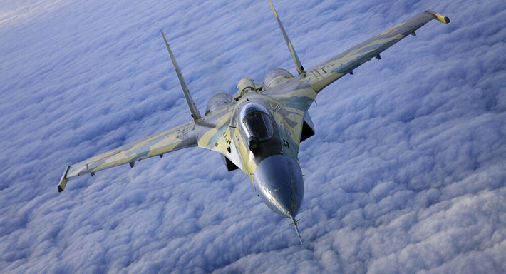 Và Su-35 của Nga với 2 động cơ Lyulka AL-35F có thể giúp chiếc tiêm kích này đạt tốc độ tối đa lên tới 2.500 km/h, vượt xa đối thủ chúng ta đang “đặt lên bàn cân” là F-35 Lightning II của Mỹ.