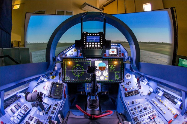 Tờ báo của Mỹ nêu lên hai điểm nổi bật của Su-35 so với các loại chiến đấu cơ hiện đại ngày nay, đầu tiên là trạm radar được nâng cấp để điều khiển tên lửa SARH hay radar quét mảng pha điện tử bị động cải tiến.