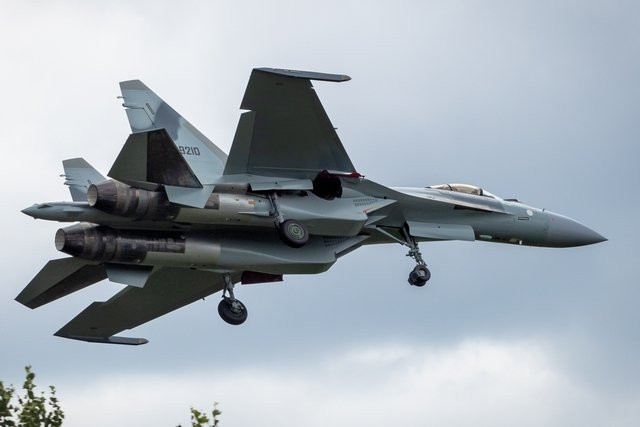 Tiêm kích Su-35 có cho mình đầy đủ hệ thống tên lửa không đối không, không đối đất và không đối hải như: AA-10/11/12, AS-10/13/14/15/16/17 và cả hệ thống bom KAB-500L, KAB-1500 ( bom dẫn đường bằng laser ) và FAB-100/250/500/750/1000.