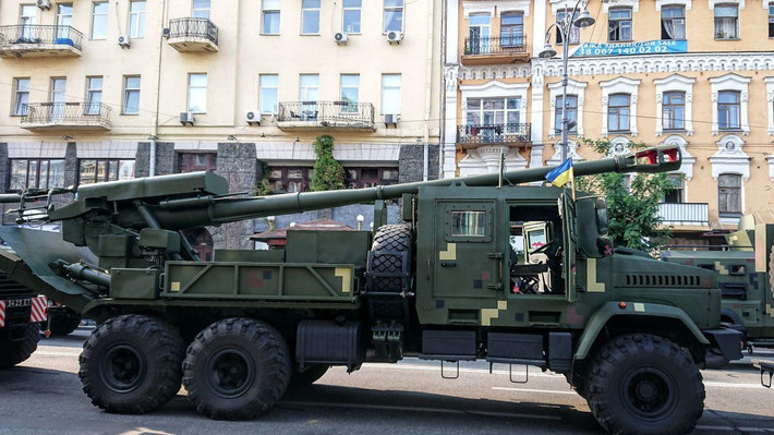 Lần đầu tiên giới chức quân sự Ukraine nói về mẫu pháo tự hành đặc biệt này là vào năm 2018, khi truyền thông tại Kiev cho biết vũ khí này sẽ xuất hiện trong lễ duyệt binh trọng thể nhân Ngày Độc lập của Ukraine.