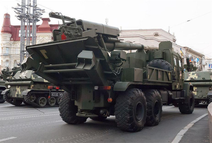 Tổ hợp pháo tự hành Bogdana sử dụng xe tải địa hình việt dã 6x6 KrAZ do Ukraine tự sản xuất, đây là một loại pháo nòng dài được nghiên cứu chế tạo theo tiêu chuẩn của NATO.