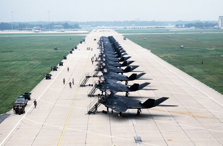 Tại đây, Mỹ đã điều các máy bay ném bom tàng hình tối tân của mình là F-117A NightHawk, nhằm chuẩn bị một cách “chỉn chu” cho các đợt oanh kích lớn của phía liên quân về phía Iraq.