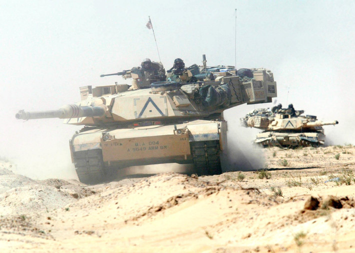 So sánh rõ rệt nhất là qua số lượng xe tăng tổn thất đôi bên, thì số lượng M1 Abrams mà Mỹ mất suốt Chiến dịch Bão táp Sa mạc này chỉ vẻn vẹn 31 chiếc, con số là quá nhỏ khi so với lượng chiến xa mà Quân đội Iraq thiệt hại.