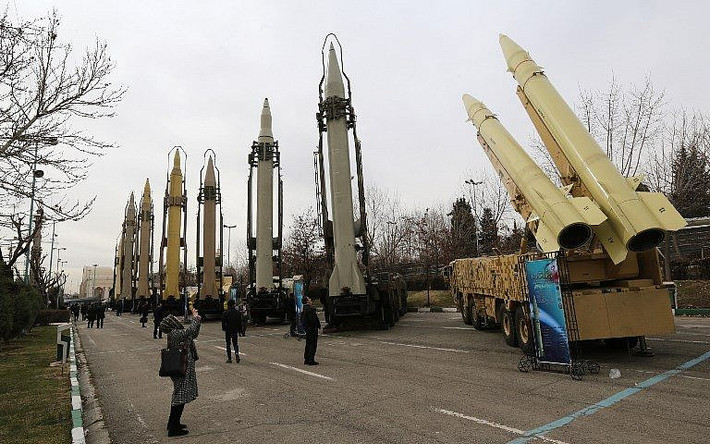 Về phía Iran, nước này lại khẳng định rằng, việc phát triển vũ khí hạt nhân của mình chỉ nhằm mục đích hoà bình, không có ý tạo dựng chiến tranh.