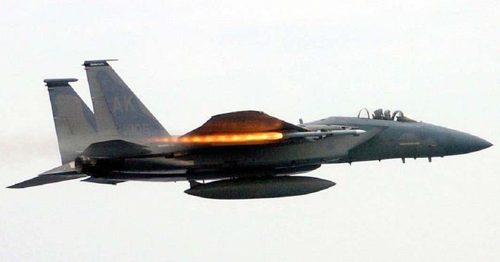 Được biết, các máy bay chiến đấu thuộc biên chế Không quân Hoàng gia Arab Saudi đã sử dụng loại tên lửa AMRAAM AIM-120 của Mỹ để bắn hạ các máy bay không người lái của Houthi trong nhiều năm nay.