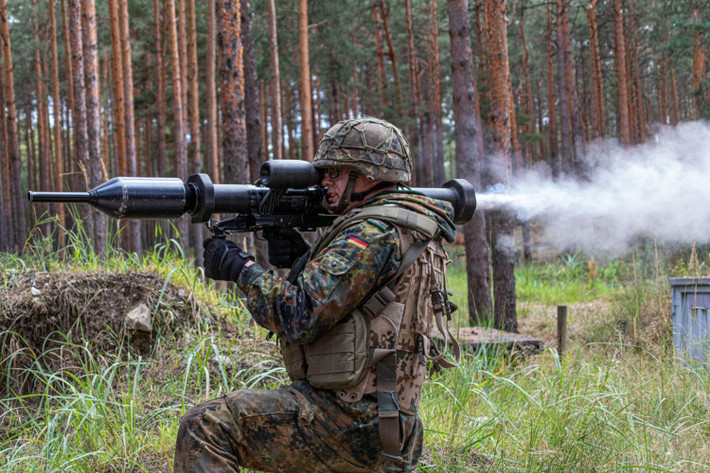 Mẫu vũ khí chống tăng Panzerfaust 3 đã từng có một thời “oanh liệt”, đây là mẫu vũ khí chống tăng cá nhân tốt nhất của NATO, từng là “nỗi khiếp sợ” của xe tăng Liên Xô. Nguồn ảnh: thefirearmblog.com.