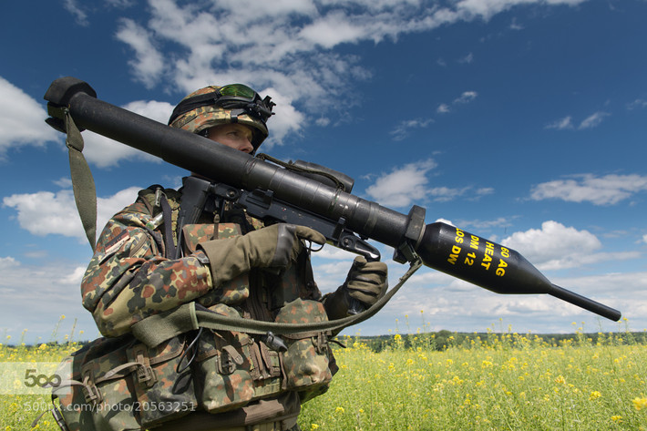 Điểm đặc biệt của hệ thống tên lửa vác vai Panzerfaust 3 nằm ở chỗ chúng sở hữu cơ chế hoạt động không giật, lượng thuốc phóng được thiết kế cực kỳ đặc biệt, giúp giảm hiệu ứng nổ, sử đụng dược trong phòng kín mà không gây hại đến các binh lính, hữu hiệu khi phóng từ boong-ke. Nguồn ảnh: pholder.com.