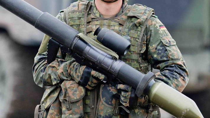 Và chắc chắn rằng, với việc được trang bị thêm các vũ khí chống tăng một lần Panzerfaust 3, Quân đội Ukraine sẽ có thể chống trả các đợt tấn công của Quân đội Nga tốt hơn, nhất là trước khi nhận được các hệ thống này, họ đang thiếu vũ khí chống tăng trầm trọng. Nguồn ảnh: sat1.at.