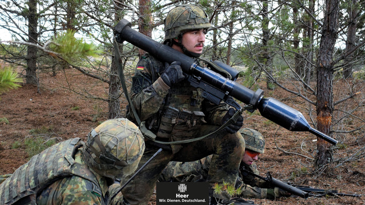 Có thể nói, tên lửa vác vai Panzerfaust 3 là hoàn toàn phù hợp với các cuộc chiến đô thị như tại Kiev lúc này, đã từng được chứng minh trong thời Chiến Tranh Lạnh trước đây, khi trong các cuộc chiến đô thị ở phía Tây và phía Đông, 70% số xe tăng bị tiêu diệt là “bại tướng” dưới Panzerfaust 3. Nguồn ảnh: keywordbasket.com.