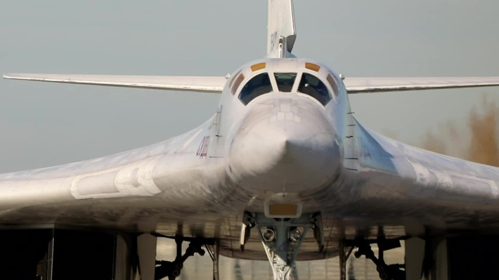 Tu-160 có tên đầy đủ là Tupolev Tu-160 (hiệu NATO: Blackjack), và hay còn được gọi với biệt danh “Thiên Nga Trắng” của Nga. Đây là một loại máy bay ném bom chiến lược siêu thanh của Nga, bắt đầu được trang bị trong biên chế Quân đội Nga từ tháng 4/1987.
