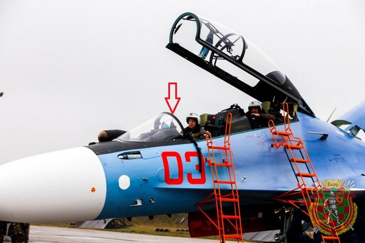 Sẽ có sự xuất hiện của 2 phi công trong kíp lái Su-30SM, với sự phối hợp của 2 phi công này, việc vận hành Su-30SM cùng vũ trang đa nhiệm tối tân được trang bị sẵn sẽ rất tối ưu, và chắc chắn, các Su-30SM Belarus là một “thủ vệ” rất đắc lực cho các Tu.-160 Nga.
