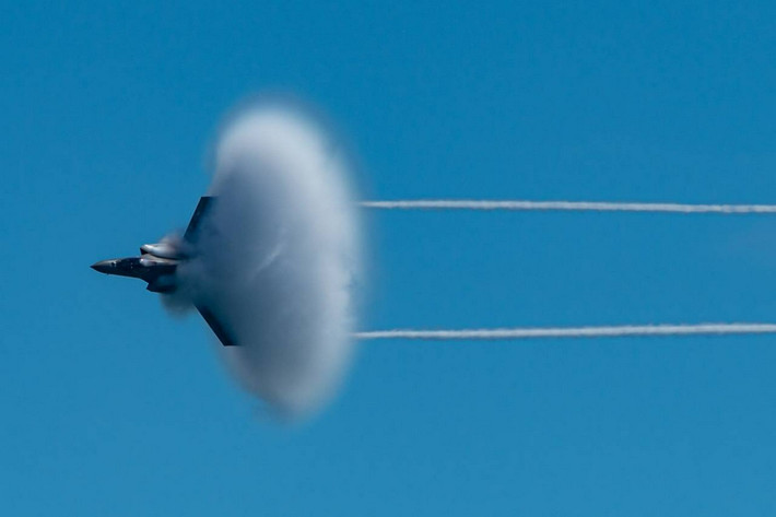 F-35 Lightning II của Mỹ đã làm được điều đó, khi được trang bị động cơ Pratt & Whitney mạnh mẽ, cho phép F-35 có vận tốc lên tới Mach 1.6, phá vỡ bức tường âm thanh.