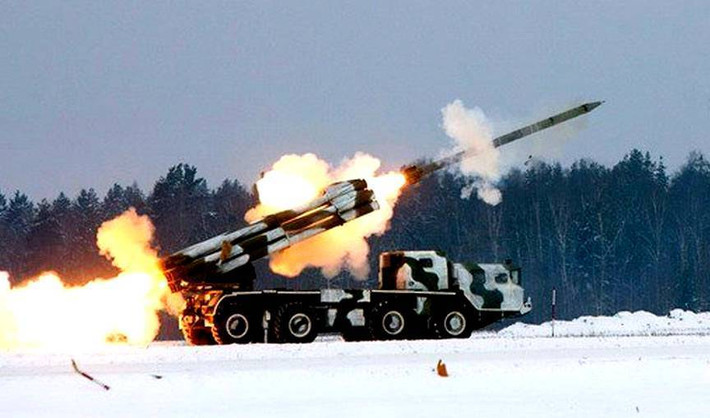 Tuy nhiên, pháo phản lực BM-30 Smerch của Nga cũng vấp phải một điểm yếu trong tầm bắn của mình, cụ thể ví dụ như với loại đạn nổ mạnh tầm xa tối đa đạt 90km, thì ngược lại cũng sẽ yêu cầu tầm bắn tối thiểu khi phóng rất lớn, cụ thể là lên tới 25km. Nguồn ảnh: topwar.ru.