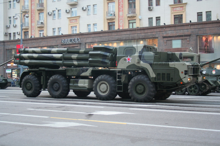 Nhưng tuy rằng BM-21 của Ukraine đã rất mạnh mẽ, nhưng Quân đội Nga cũng sở hữu vũ khí mạnh không thua kém gì để đối chọi, chính là hệ thống pháo phản lực BM-30. Nguồn ảnh: strategic-bureau.com.