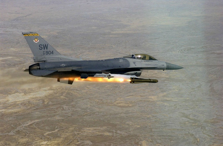 Các tiêu biểu có thể nêu lên bao gồm các tên lửa AIM-9, AIM-7, AGM-65 Maverick hay AGM-84 Harpoon, v.v.