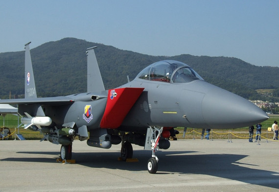 Các tiêu biểu tiêm kích, đầu tiên là về F-15K Slam Eagle, đây là một kiểu tiêm kích tấn công được phát triển bởi McDonnell Douglas của Mỹ. Đây được coi là một con “át chủ bài” của Không quân Hàn Quốc, sử dụng để chống lại Triều Tiên.