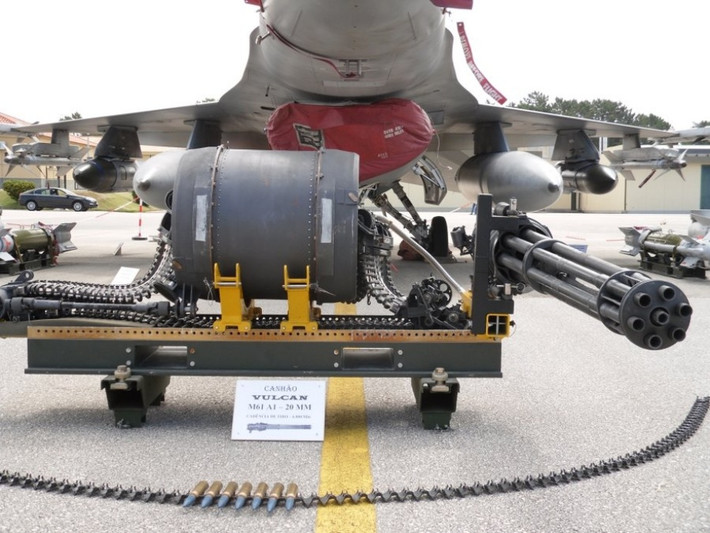 Ngoài ra, để phục vụ công tác chiến đấu và tự vệ, trên F-16 còn có sự xuất hiện của một khẩu pháo nòng xoay M61A1 Vulcan cỡ nòng 20mm và 511 viên đạn.