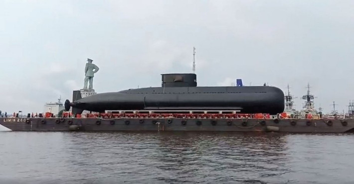 KRI Alugoro (405) được hạ thuỷ từ tháng 4/2019 nhưng chỉ được chính thức bàn giao vào tháng 3/2021.