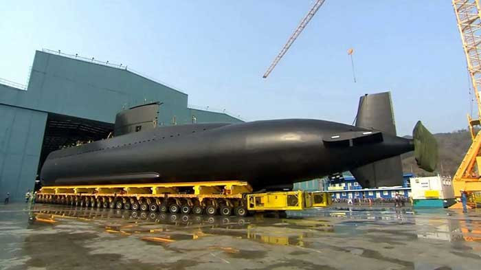 Con tàu được đặt hàng cùng với KRI Nagpasa và KRI Ardadedali vào ngày 211/12/2011 trong hợp đồng trị giá 1,07 tỷ USD giữa Indonesia và Hàn Quốc (Daewoo Shipbuilding & Marine Engineering là đơn vị được trao hợp đồng).