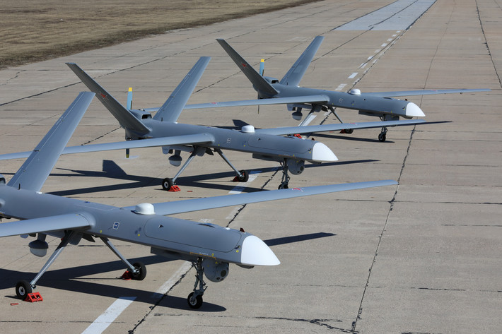 Còn với các UAV Orion-E, Nga sẽ mang tới một mẫu máy bay không người lái chiến đấu cực kỳ hữu ích cho các quốc gia châu Phi cận Sahara, chúng được phát triển với khả năng mang theo tới 1 tấn tải trọng cất cánh tối đa, sở hữu tốc độ lên tới 200km/h, phục vụ bền bỉ trong 24 giờ hoạt động trong phạm vi đạt 250km, phục vụ ở trần bay đạt 8.000m. Nguồn ảnh: imgur.com.