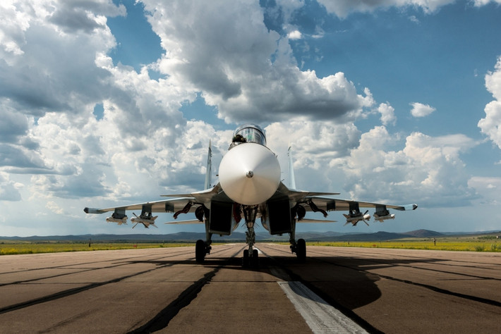 Tiêm kích Su-30 là loại máy bay mà Nga đã sử dụng để làm nhiệm vụ hộ tống các máy bay của Mỹ trên Biển Đen, đây là các chiến đấu cơ đa nhiệm của Nga.
