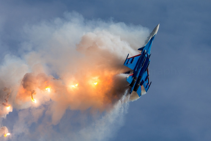 Để hỗ trợ công tác không chiến, tự vệ, Su-30 còn được trang bị cho mình súng máy Gryazev-Shipunov GSH-3012 cỡ nòng 30mm.