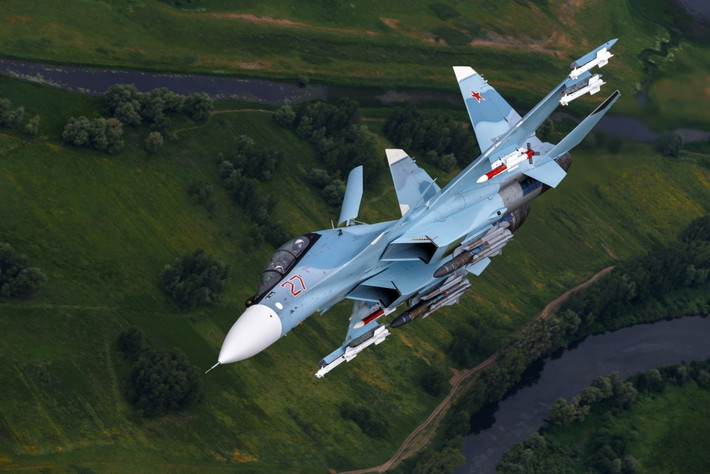Với việc chịu tải được một khối lượng đáng kể, cho phép chiếc Su-30 có thể mang theo tới 8 tấn vũ khí tấn công với 12 giá treo cứng. Các vũ khí xuất hiện trên Su-30 bao gồm rocket, tên lửa các loại phù hợp với các mặt trận và hệ thống bom các loại.