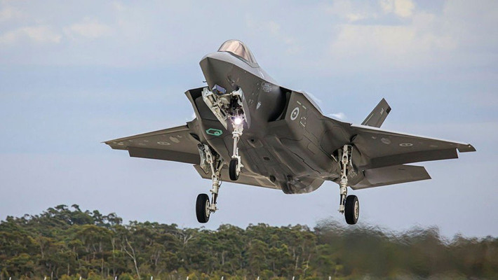 Không quân Hoàng gia Australia (RAAF) mới đây cũng chia sẻ trên Twitter của họ vào hôm thứ Sáu, “Đây là một trong bốn chiếc tiêm kích F-35A Lightning mới nhất của chúng tôi, được hạ cánh gần đây tại Căn cứ RAAF Williamtown mới từ Mỹ.”, để thông báo về việc họ mới nhận thêm các F-35A.
