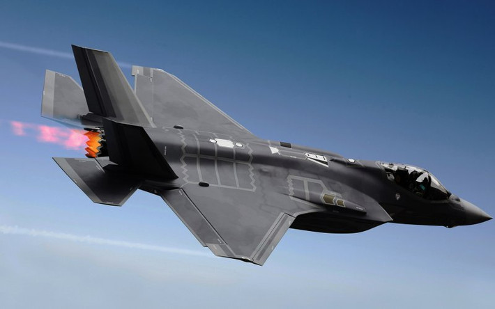 Kết hợp với hoả lực mạnh mẽ, F-35 được trang bị động cơ Pratt & Whitney F135 mạnh mẽ, cho phép F-35 hoạt động với sự linh hoạt tối ưu, vận tốc tối đa đạt Mach 1.6.