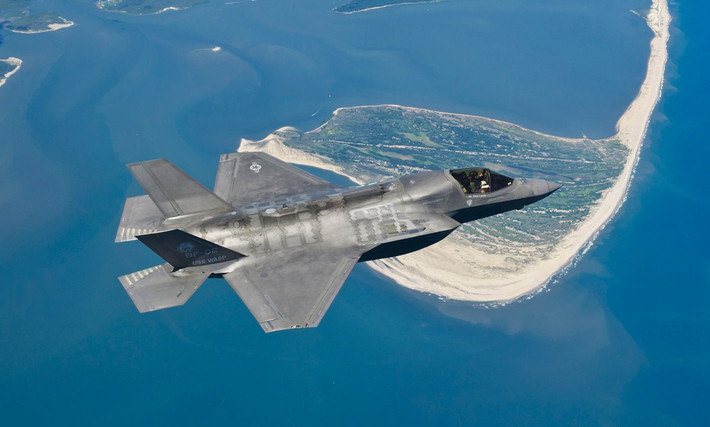 Cùng với tốc độ siêu thanh, tầm bay tối đa của F-35 đạt 2.200km với trần bay được đánh giá là rất cao (hiện đang là thông tin mật chưa được công bố).