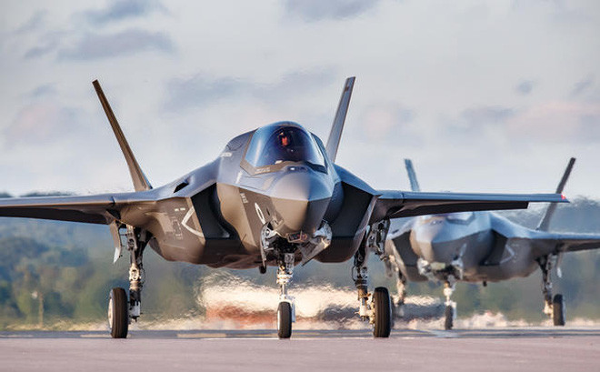 Các tiêm kích F-35 được thiết kế để có trọng lượng cất cánh tối đa đạt hơn 27 tấn, với tối đa là hơn 8 tấn vũ khí các loại được trang bị, mang lại hoả lực mạnh mẽ cho tiêm kích đa nhiệm này.