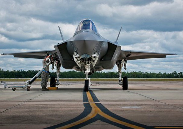 Trên F-35 cũng là sự xuất hiện của các hệ thống điện tử hàng không tân tiến nhất, cho phép F-35 tiến hành không kích mượt mà, với bán kính chiến đấu đạt tối đa 1.100km.