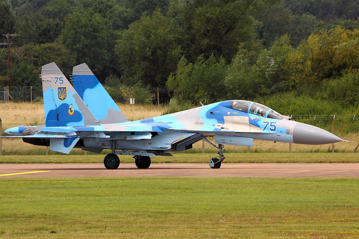 Còn về các Su-27, giống như Su-30SM kể trên, chúng đều được phát triển bỡi hãng hàng không Sukhoi của Nga. Các tiêm kích Su-27 này của Không quân Nga còn có hiệu NATO là Flanker.