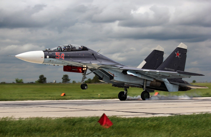 Các chiến đấu cơ tối tân Su-30SM này của Nga sở hữu công nghệ hiện đại, chúng mang khả năng tìm kiếm mục tiêu trong phạm vi tới 400km, theo dõi sát sao trong vòng 200km hoặc 60km bán cầu sau trong chế độ không đối không.