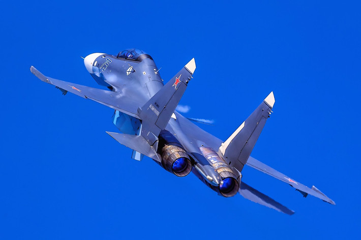 Về sự cơ động, các tiêm kích Su-30SM được trang bị bộ động cơ đôi AL-31FP mạnh mẽ, giúp chúng đạt tốc độ tối đa có thể lên đến trên Mach 2, tầm bay dao động khoảng 3.000km, đủ sự bền bỉ.
