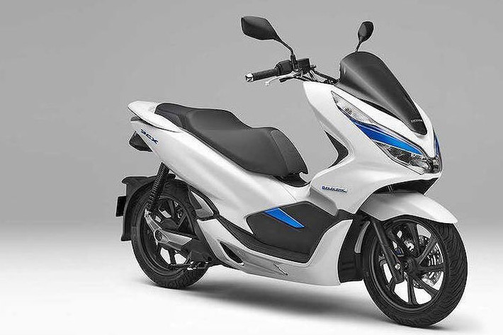 Trước khi mở bán rộng rãi đến thị trường Đông Nam Á, đầu tiên là Philippines. Honda đã bắt đầu mở kênh cho thuê mẫu PCX chạy hoàn toàn bằng điện từ ngày 30/11. Mô hình cho thuê Honda PCX Electric mới sẽ được triển khai từ dịch vụ chia sẻ xe ở Tokyo cũng như là các dịch vụ cho thuê xe máy tại các khu du lịch, khu nghỉ dưỡng vào đầu năm 2019.