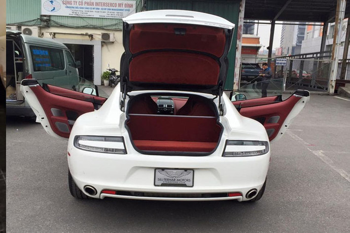 Aston Martin Rapide S của tiểu thư 9X sở hữu nội thất đỏ mận ấn tượng.
