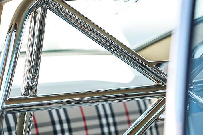 Một bộ khung giằng bằng thép ống chromoly đã được trang bị bên trong cabin và mạ bóng đúng theo phong cách xe cổ.