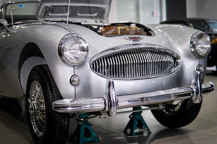 Chiếc xe Austin Healey 3000 Mk II đắt giá vừa được chủ nhân cho đi "làm đẹp" tại Sài Gòn. Chiếc xe xuất hiện với ngoại hình mới bóng thu hút ánh nhìn của mọi người.