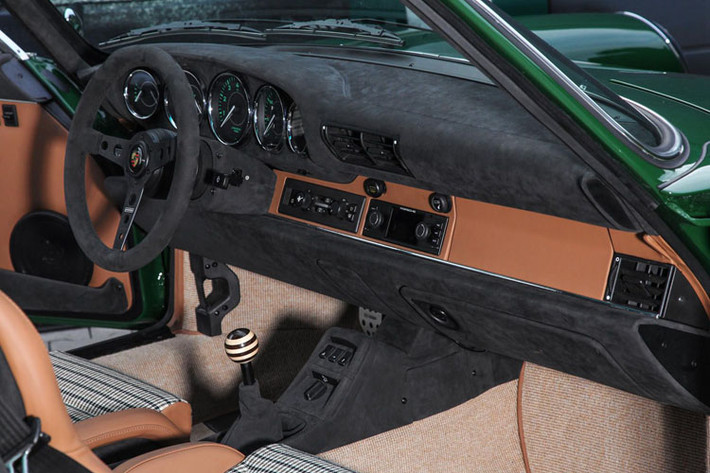 Thiết kế cabin siêu xe Porsche 911 964 gây thu hút bởi da màu nâu đi kèm vải carô ở giữa.